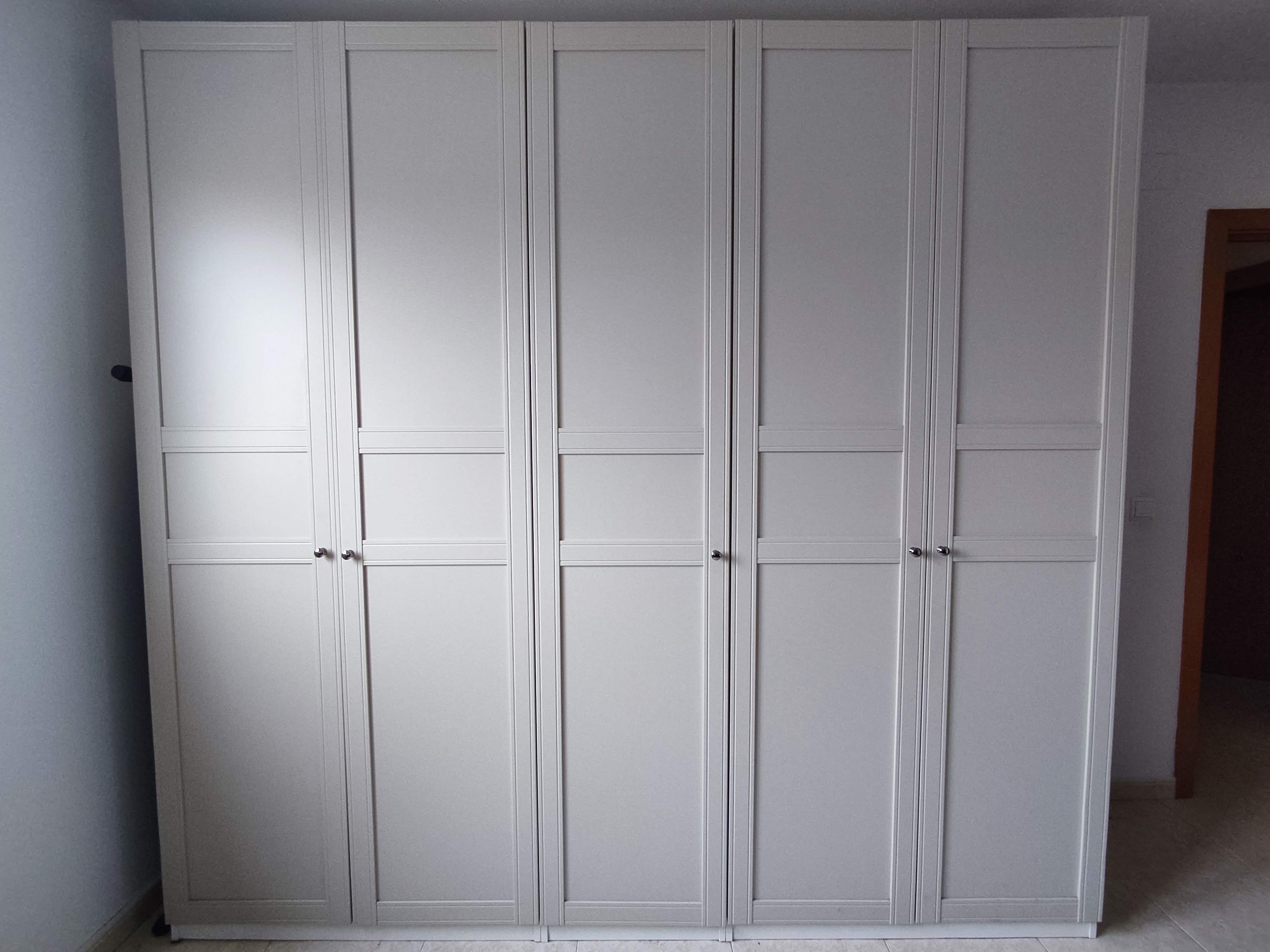 Armari blanc de cinc portes tancat muntat per Mudances Sabaté