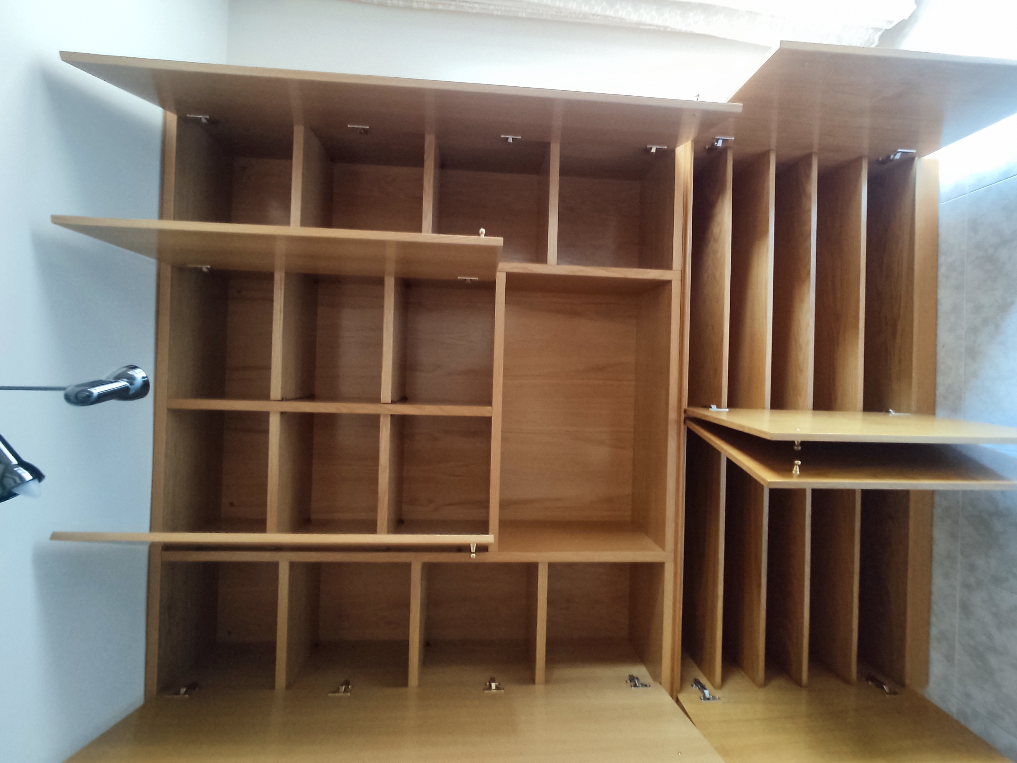 Armari empotrat de fusta de roure amb prestatges muntat per Mudances Sabaté