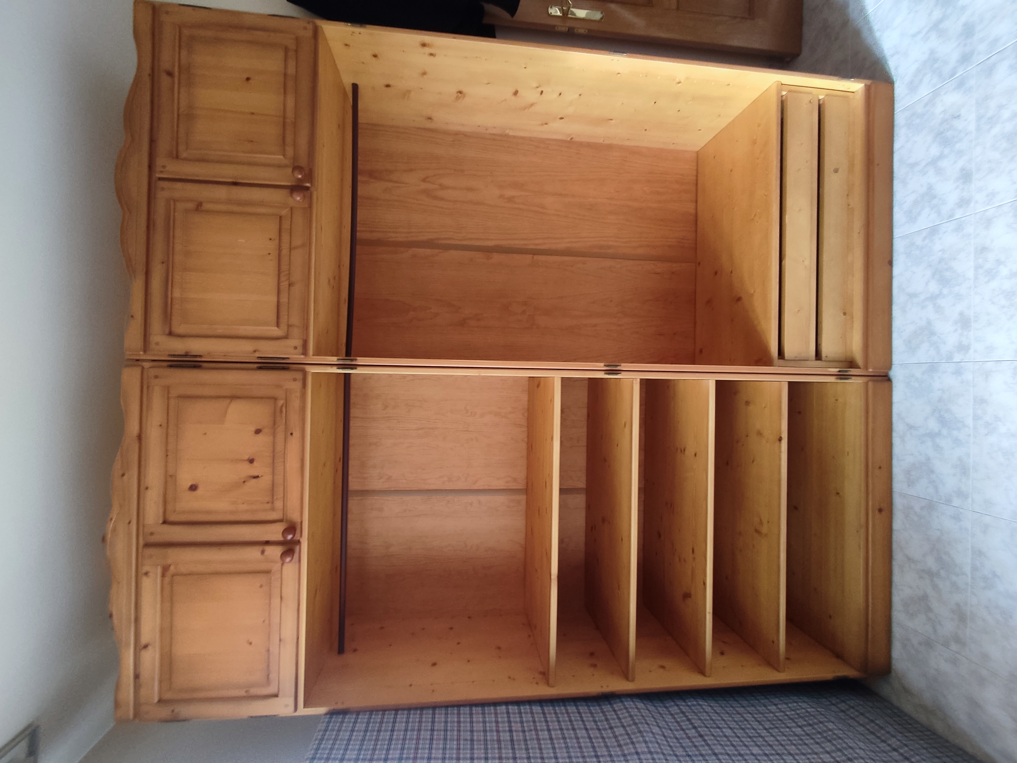 Armari de fusta de pi amb portes i divisors muntat per Mudances Sabaté