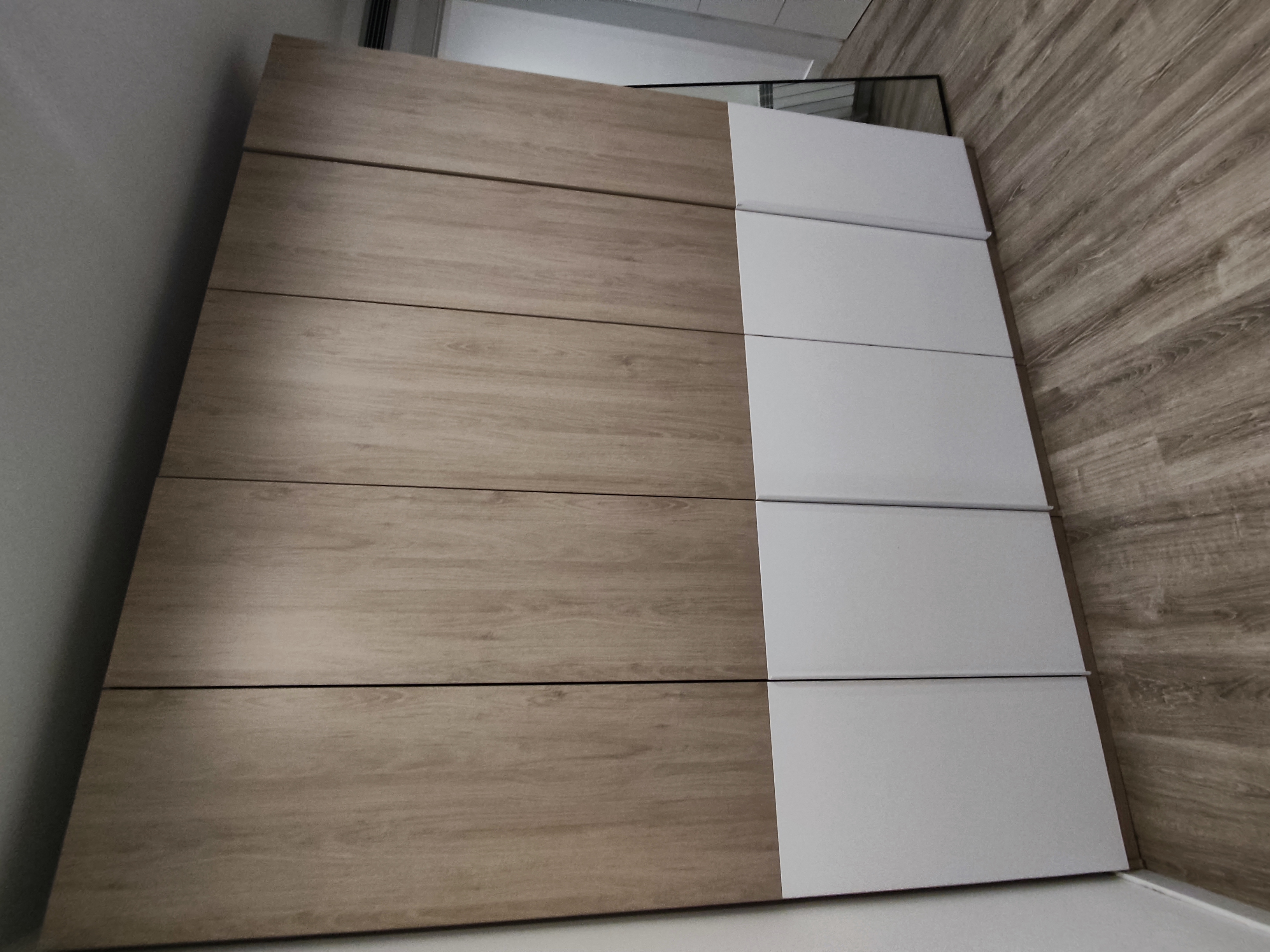 Armari modern amb portes corredisses de fusta i blanc muntat per Mudances Sabaté