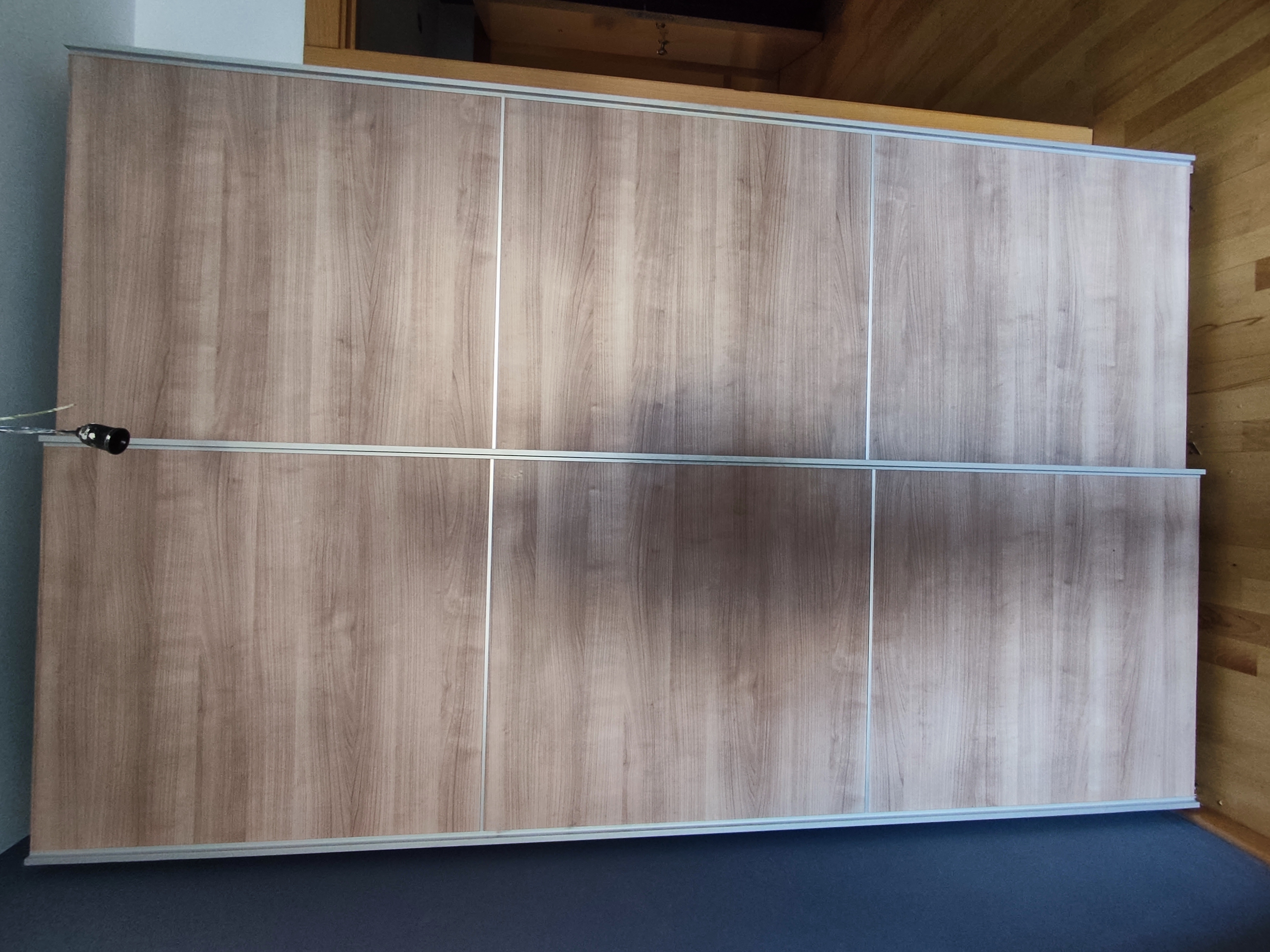 Armari amb portes corredisses de fusta clara muntat per Mudances Sabaté