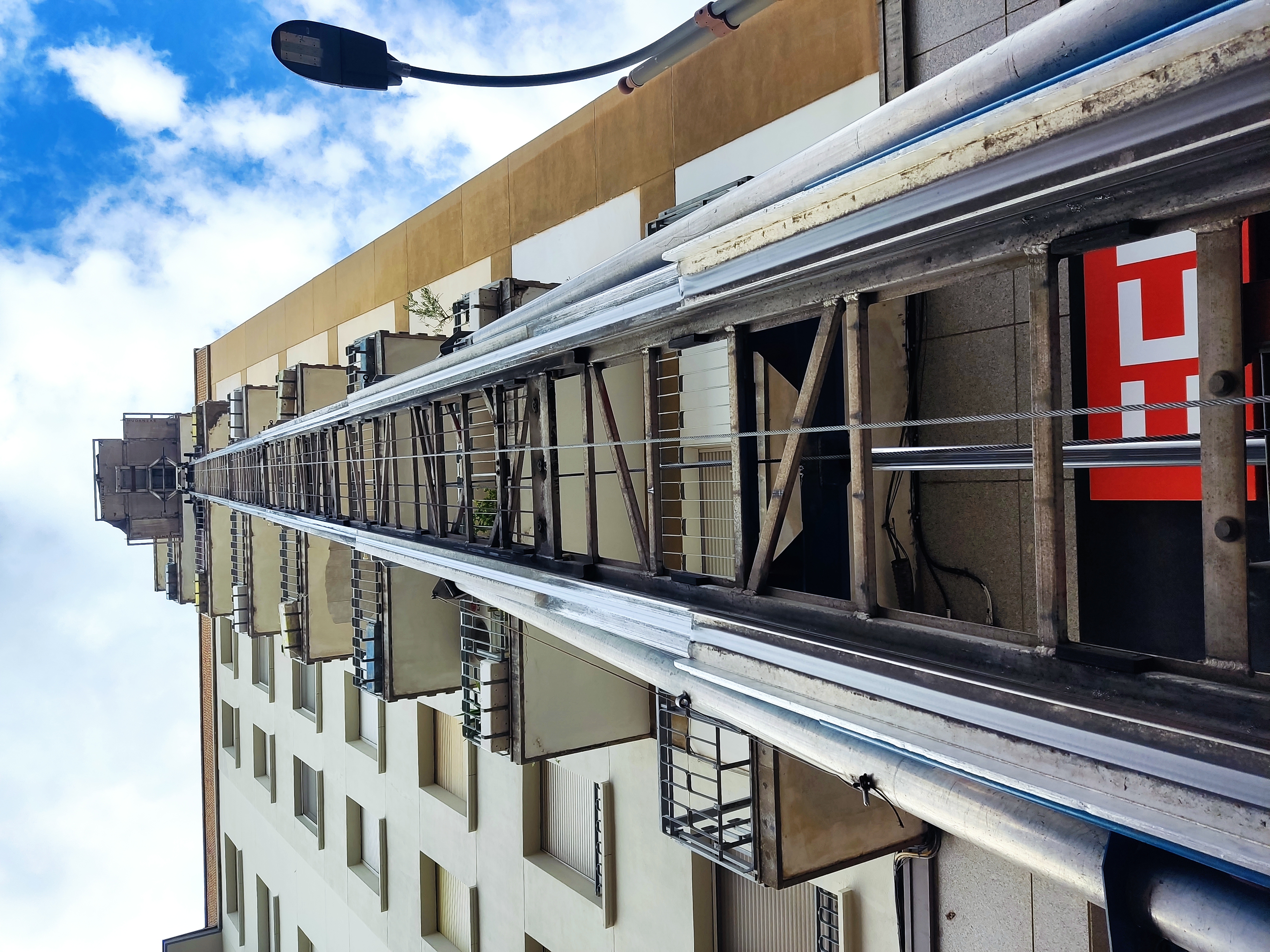 Grua elevadora en façana d'edifici alt