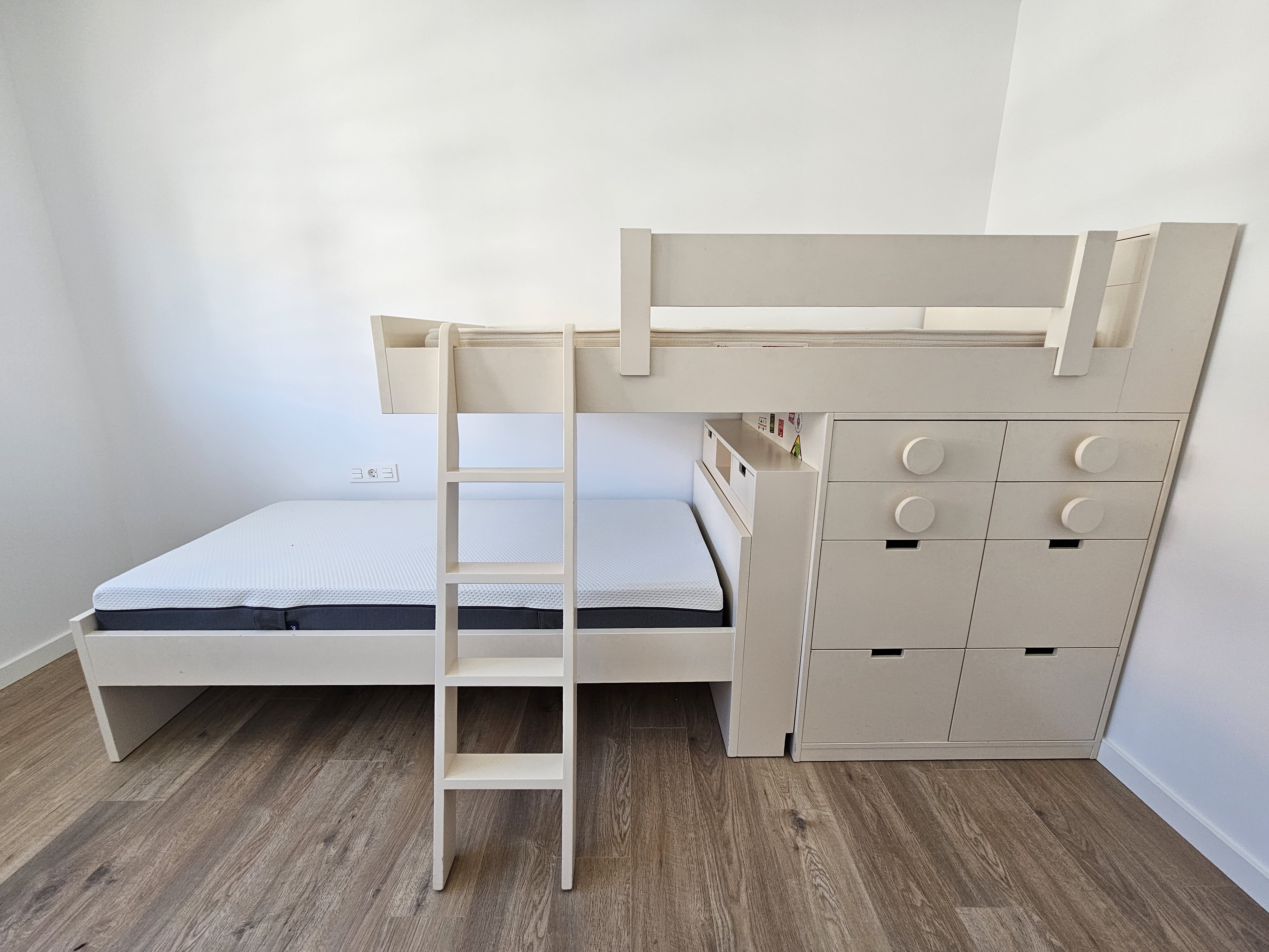 Llit litera infantil blanc amb calaixos muntat per Mudances Sabaté