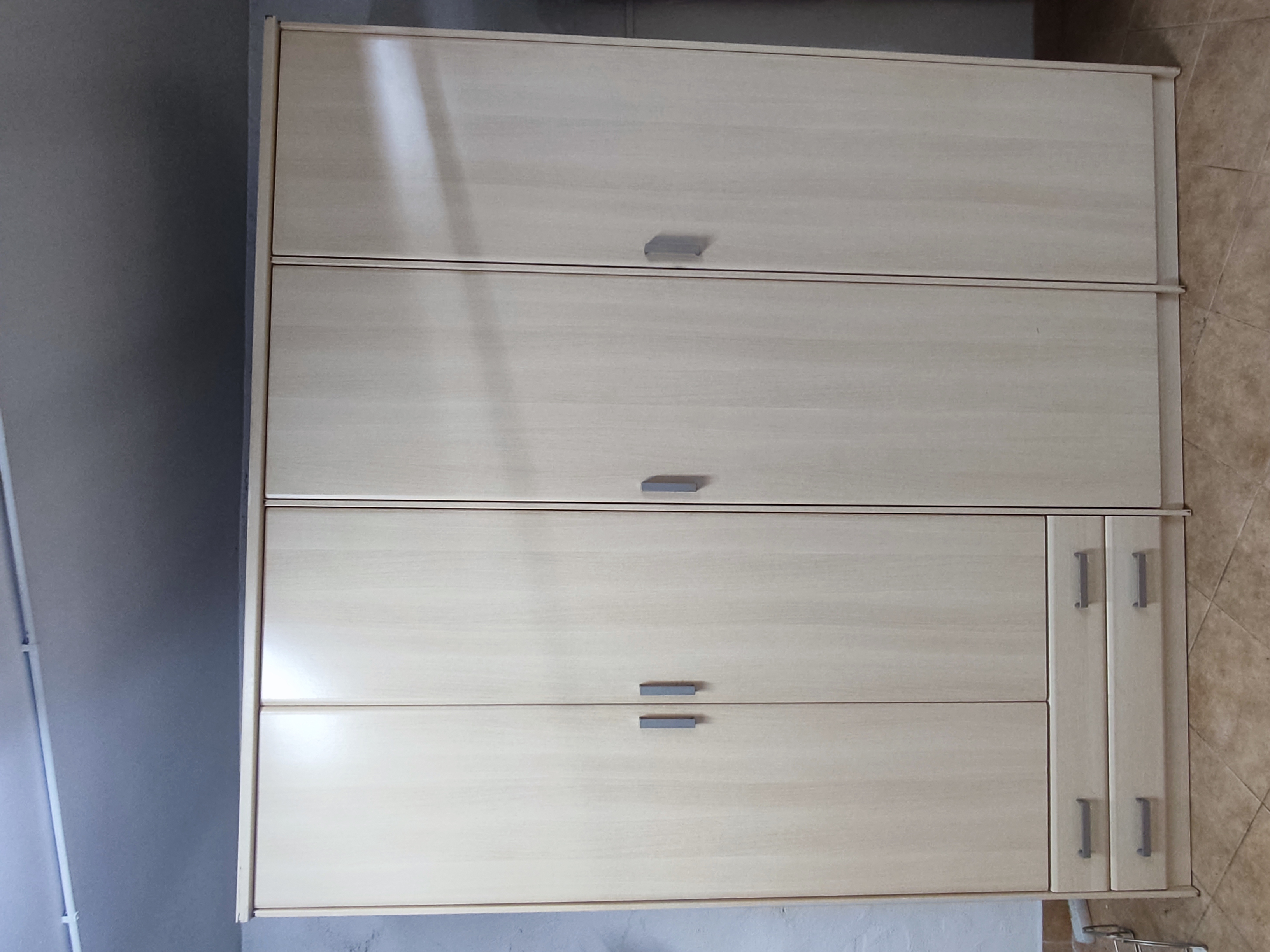 Moble calaixera de fusta clara modern muntat per Mudances Sabaté