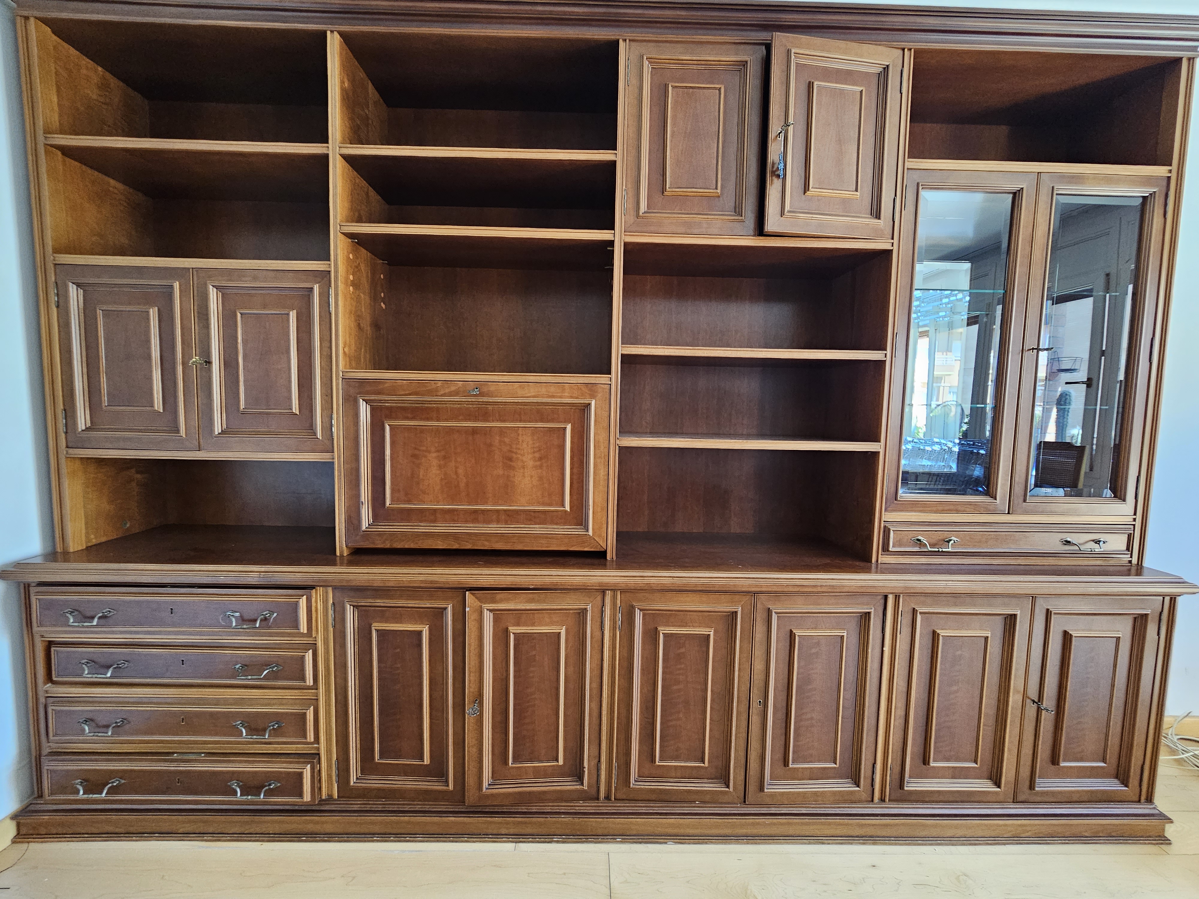 Moble llibreria de fusta fosca tancat muntat per Mudances Sabaté