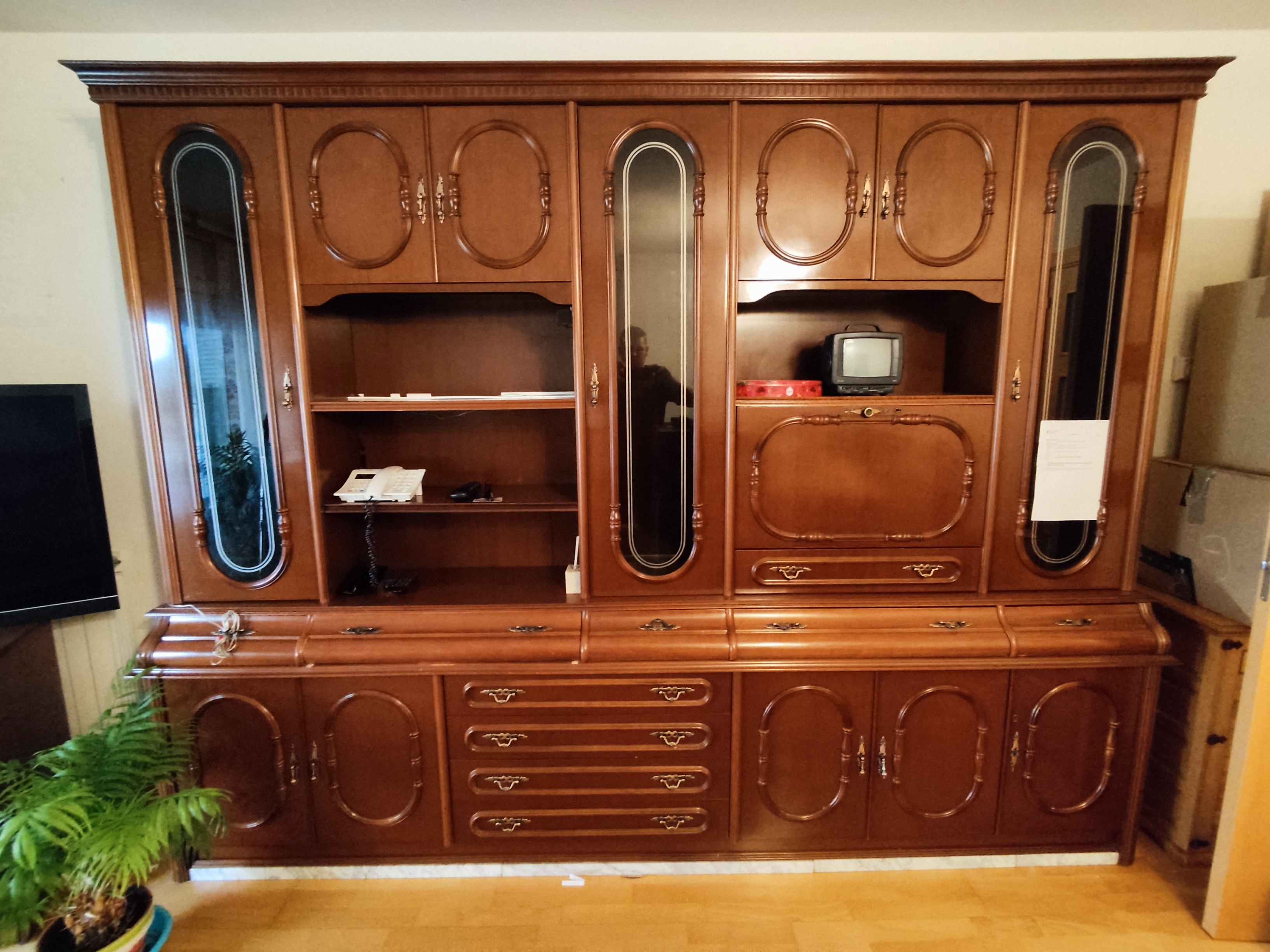 Moble menjador clàssic de fusta fosca amb vitrines