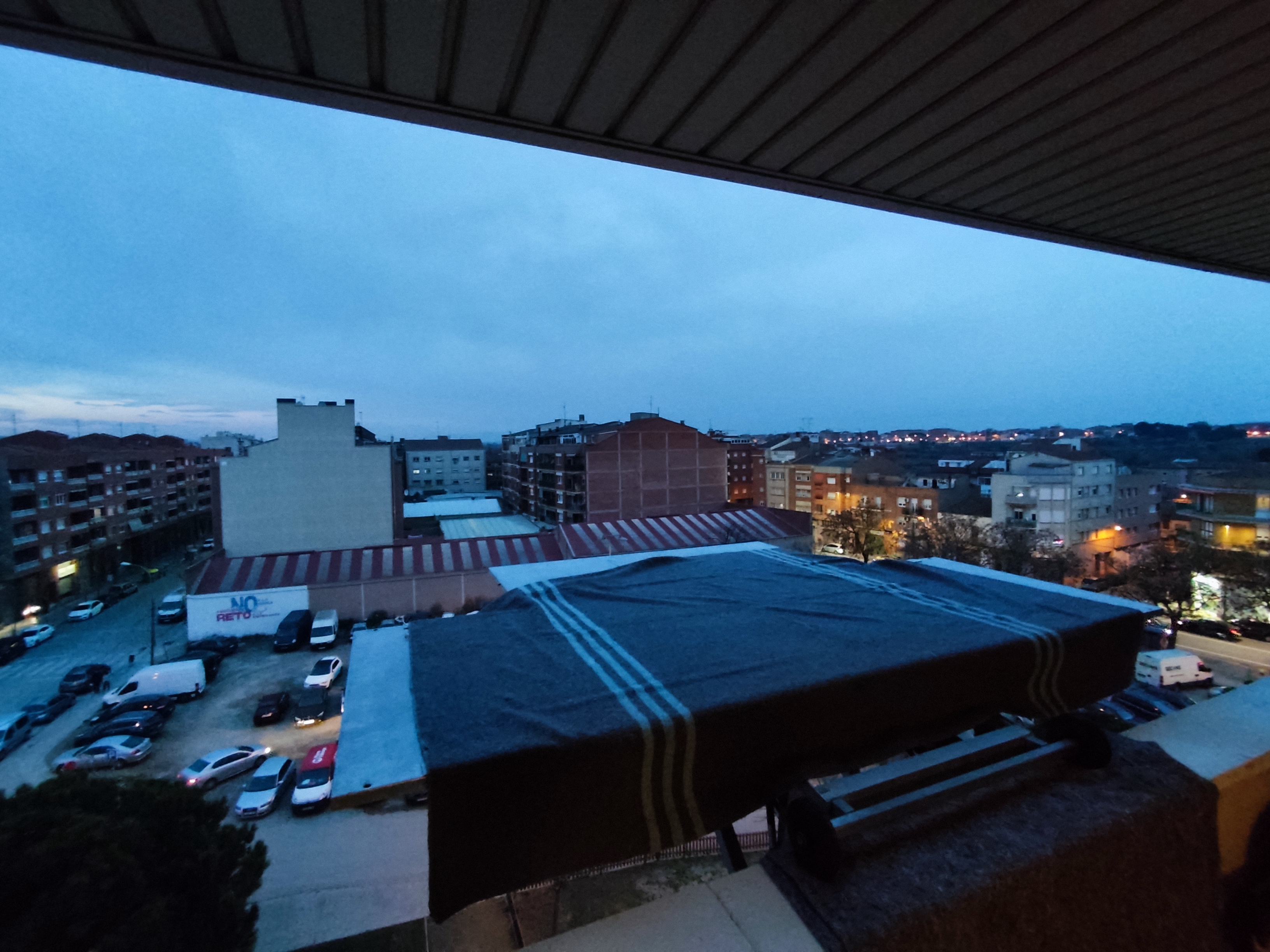 Vista panoràmica de la ciutat al vespre des del balcó durant mudança