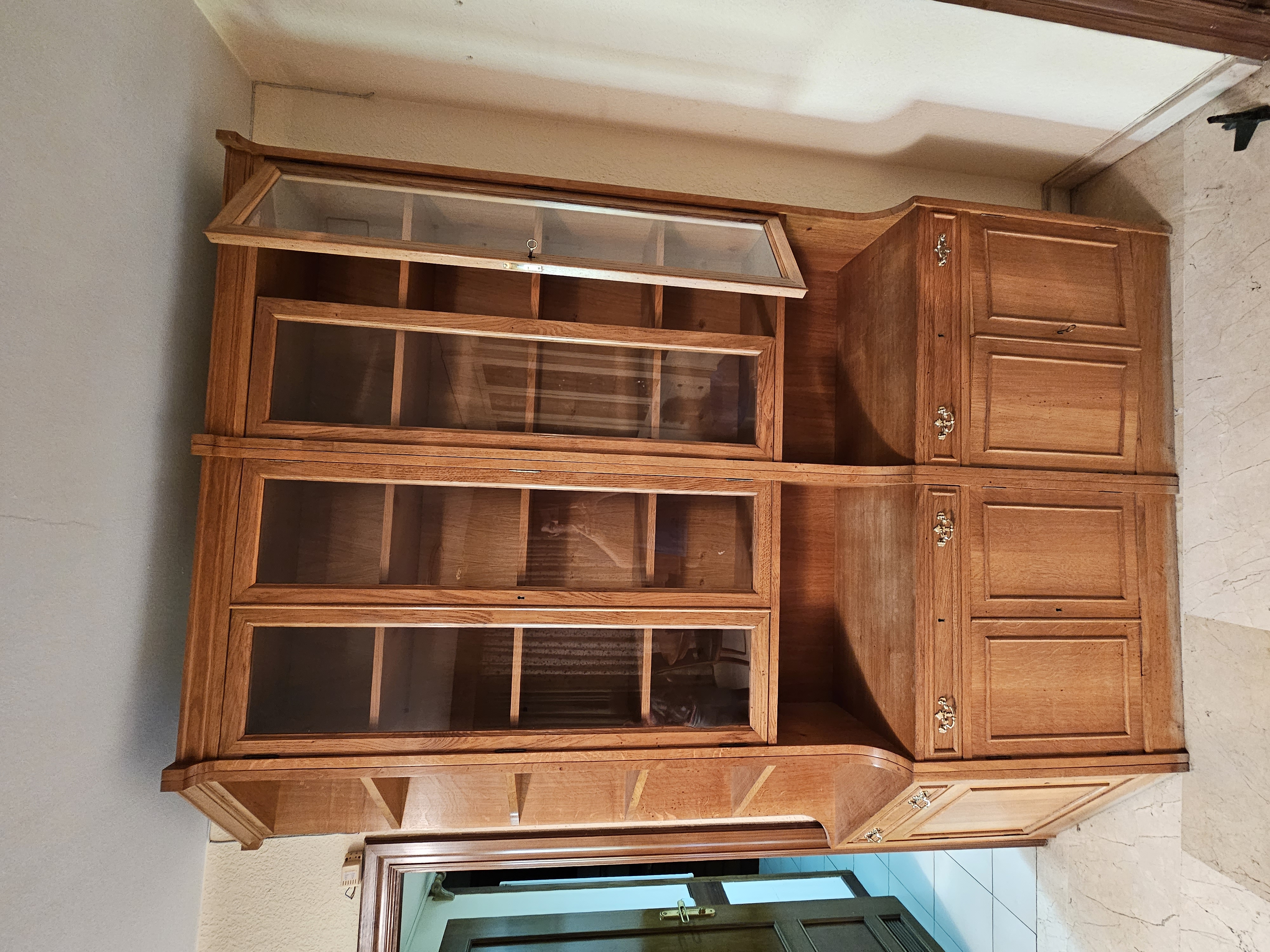 Vitrina de roure amb portes de vidre muntada per Mudances Sabaté